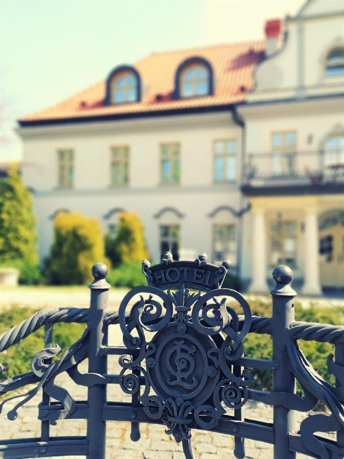 Palac Czarny Las Wozniki Exterior photo