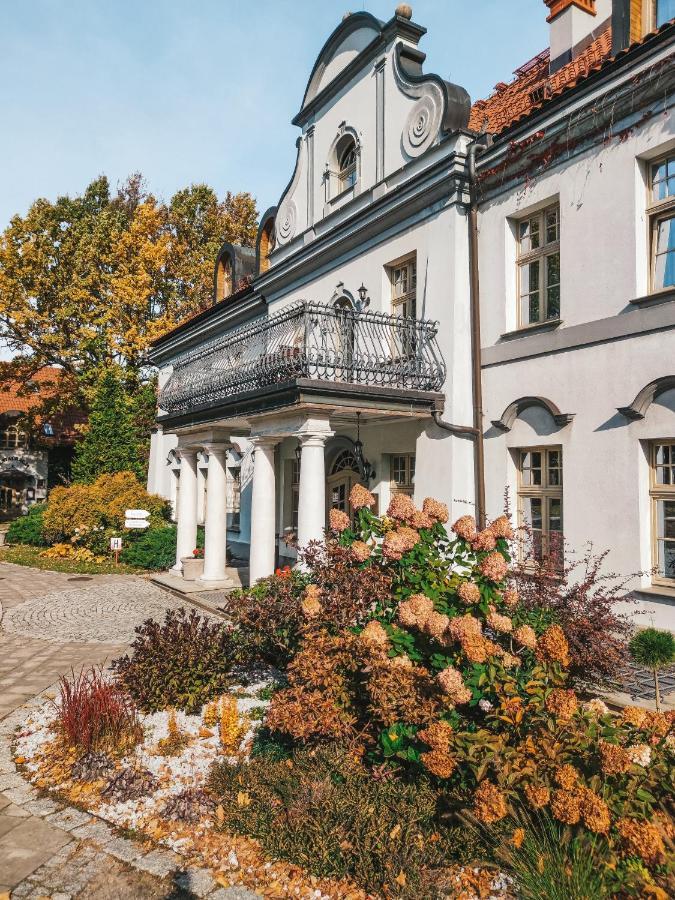 Palac Czarny Las Wozniki Exterior photo