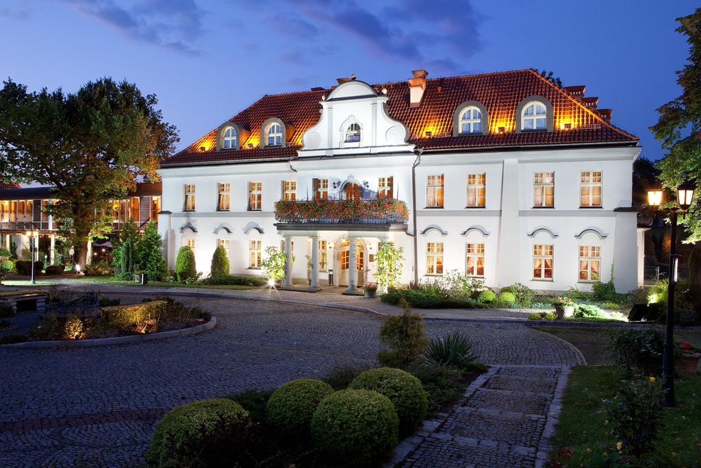 Palac Czarny Las Wozniki Exterior photo