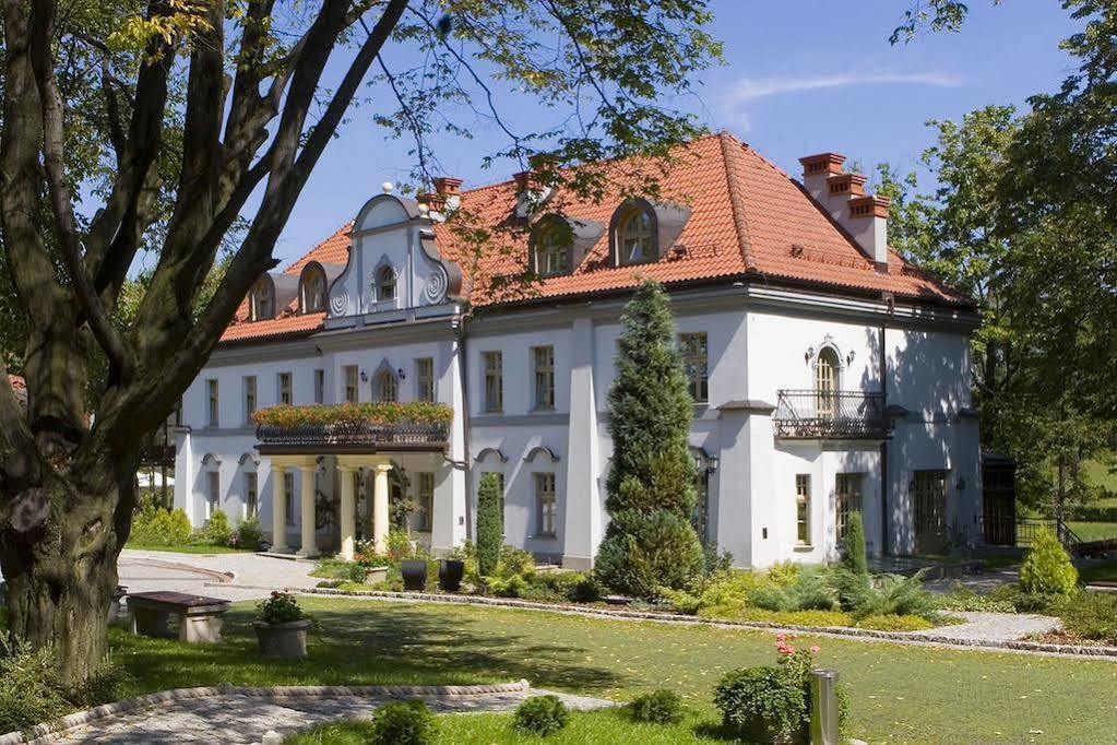 Palac Czarny Las Wozniki Exterior photo