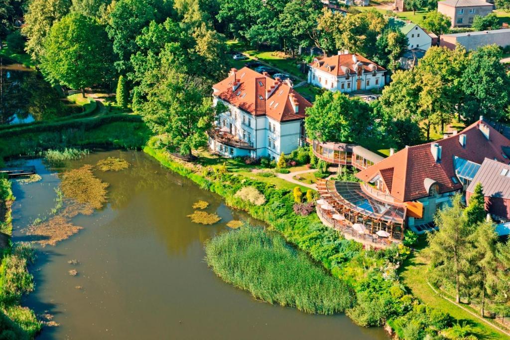 Palac Czarny Las Wozniki Exterior photo