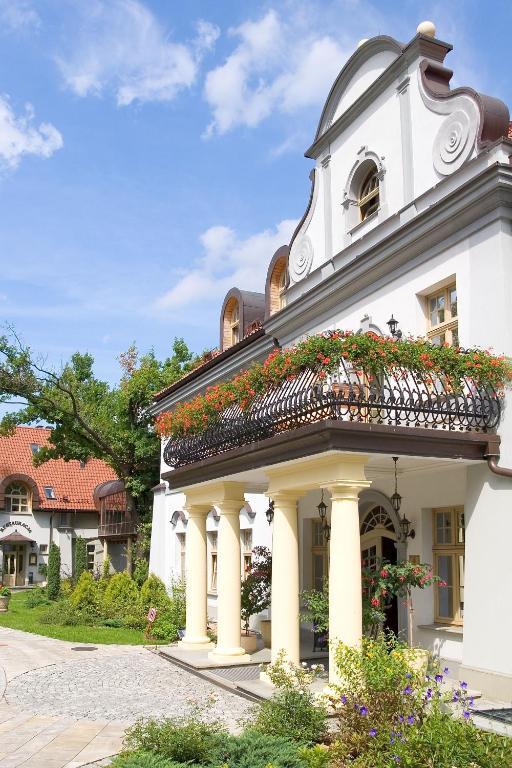 Palac Czarny Las Wozniki Exterior photo