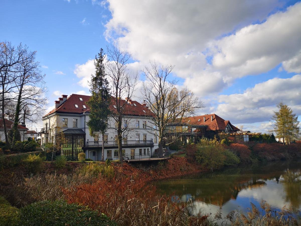 Palac Czarny Las Wozniki Exterior photo